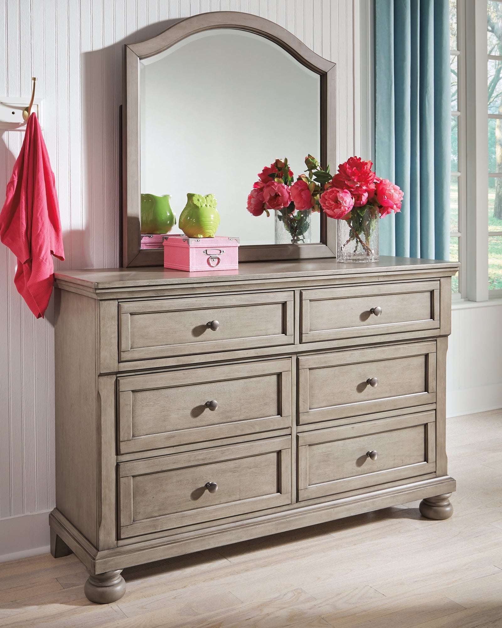 Lettner Light Gray Dresser And Mirror