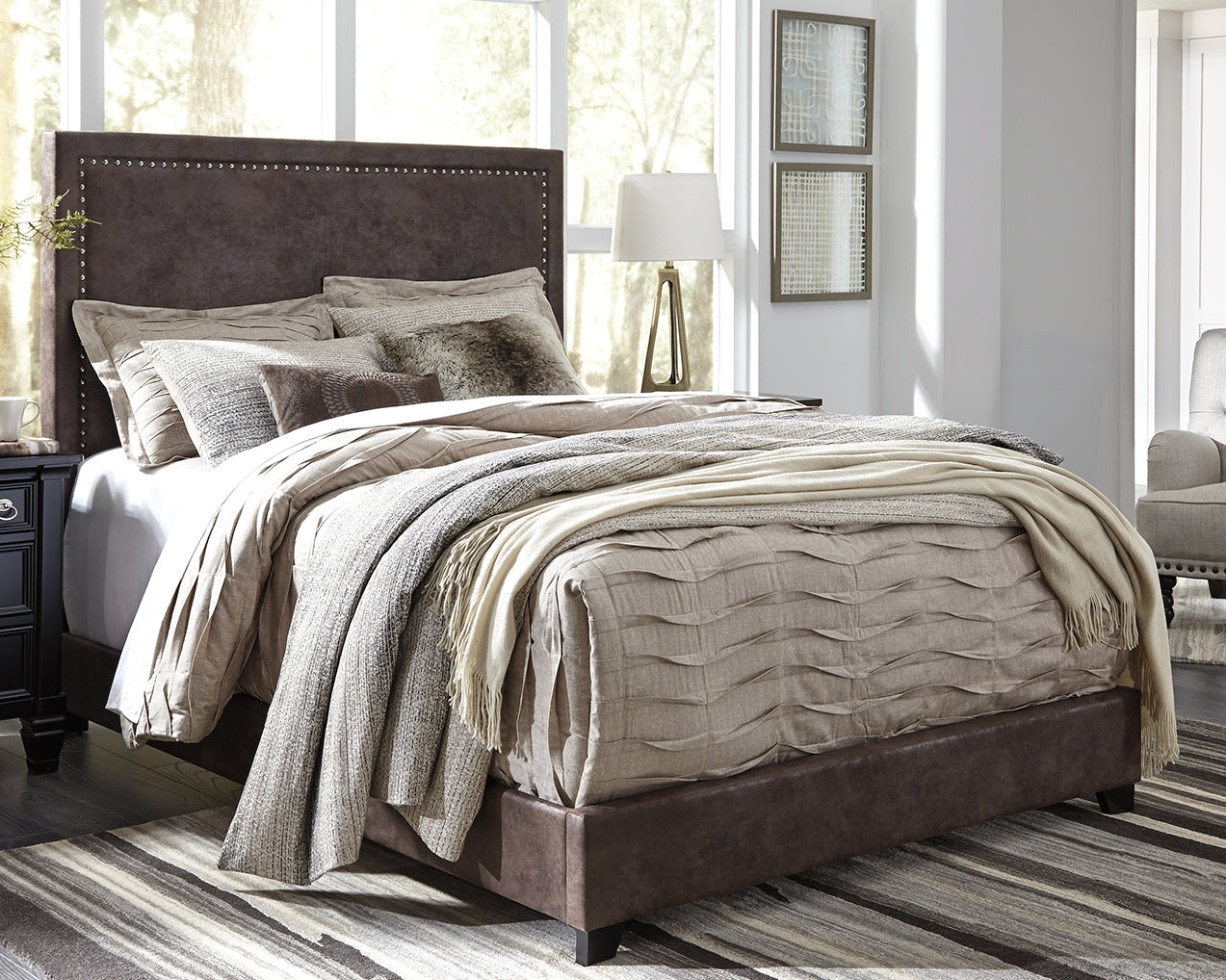 Dolante Brown King Upholstered Bed