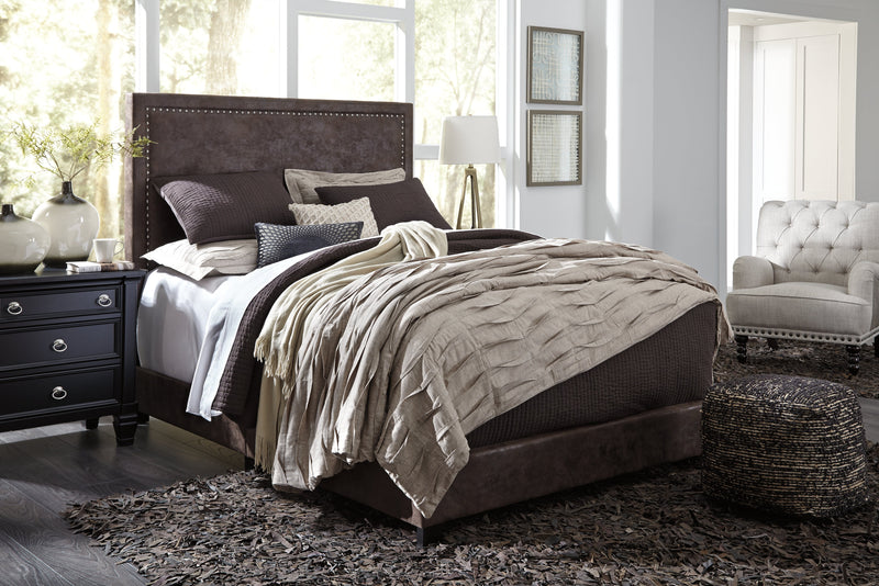 Dolante Brown King Upholstered Bed