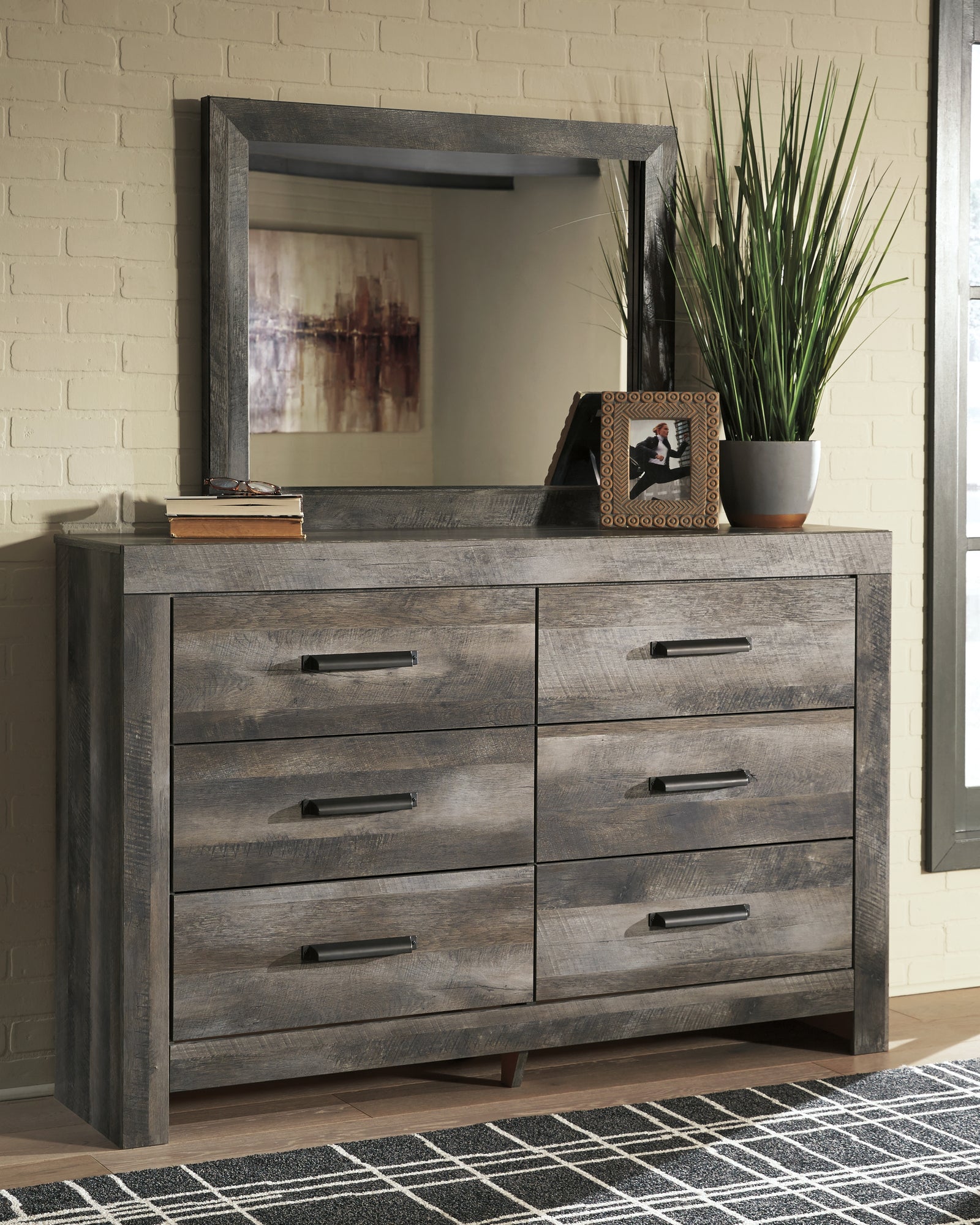 Wynnlow Gray Dresser And Mirror